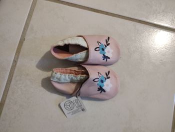 Chaussons simili cuir bébé rose neuf