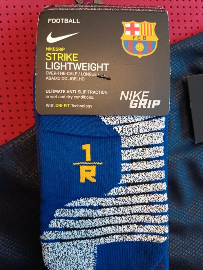 Short de foot FC Barcelone+ chaussettes, Nike Authentique Officiel taille 12/13 ans, Neuf - photo numéro 7