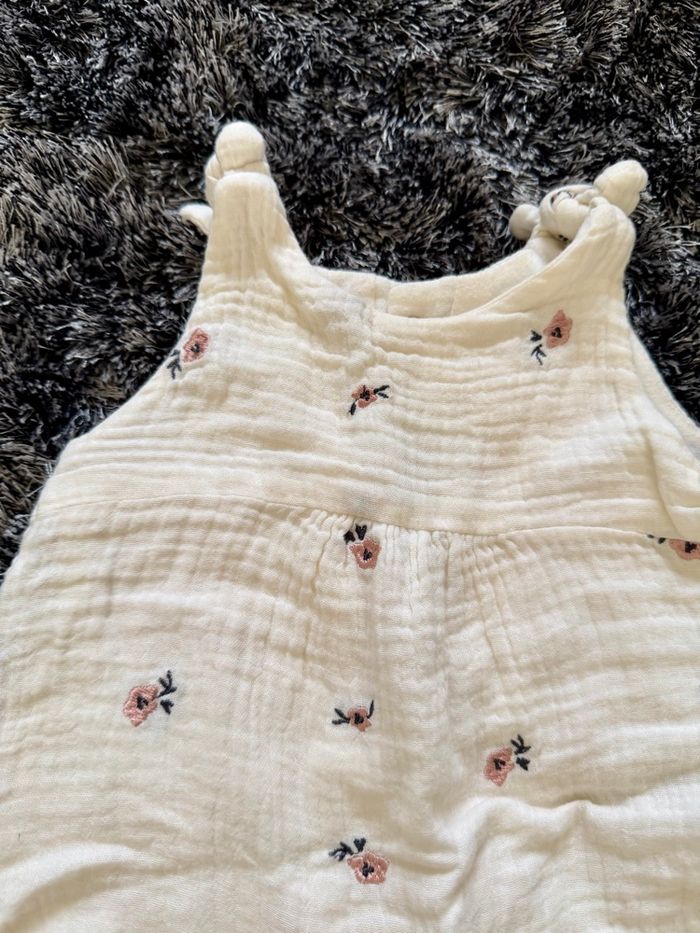 Combinaison crème à fleur - photo numéro 2