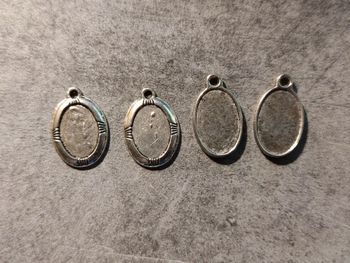 Lot de 4 pendentifs pampilles en métal argenté a personnaliser