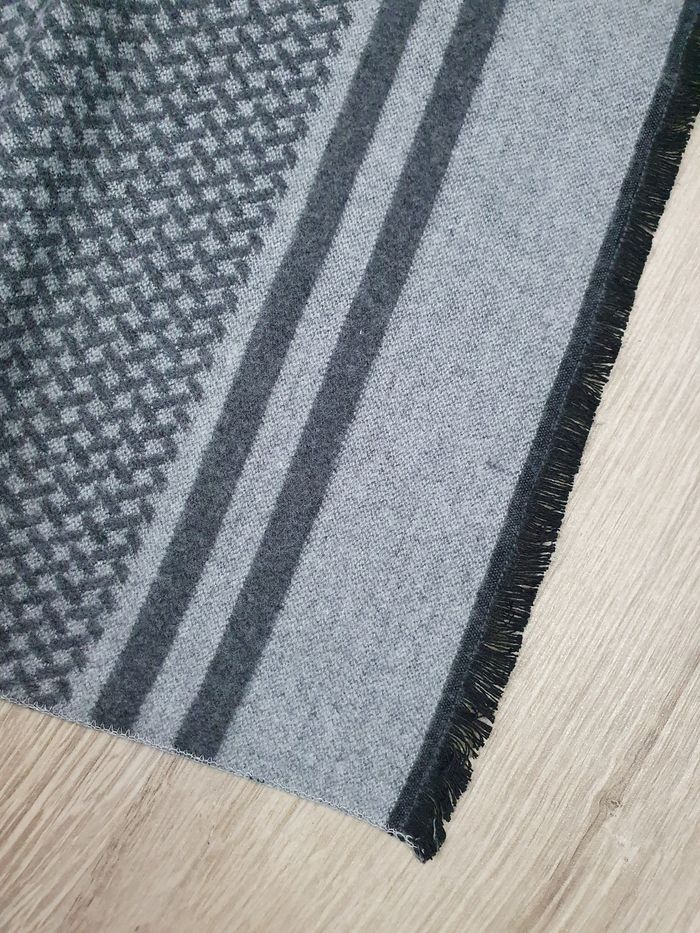 Echarpe fine grise et noir pour homme - photo numéro 3