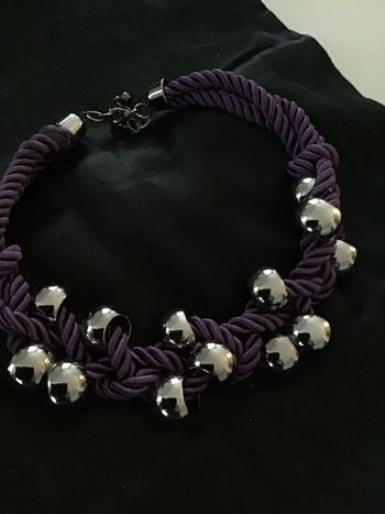 Joli collier cordelette tressée orné de grosses perles argentées