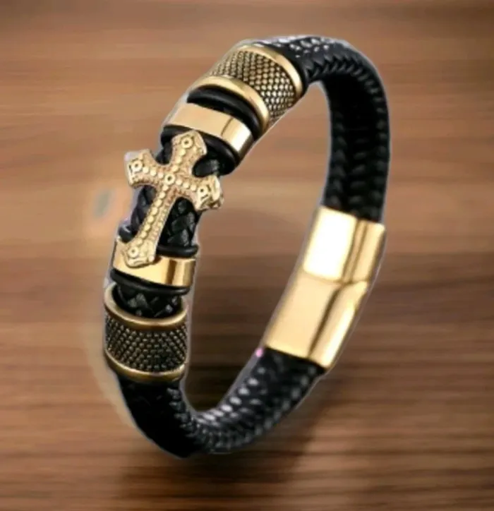 Bracelet homme en cuir tressé + fermeture charms et croix en acier inoxydable doré longueur 21 cms - photo numéro 2