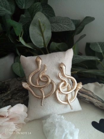 Boucles d'oreilles serpents dorés et pierres de lune naturelles