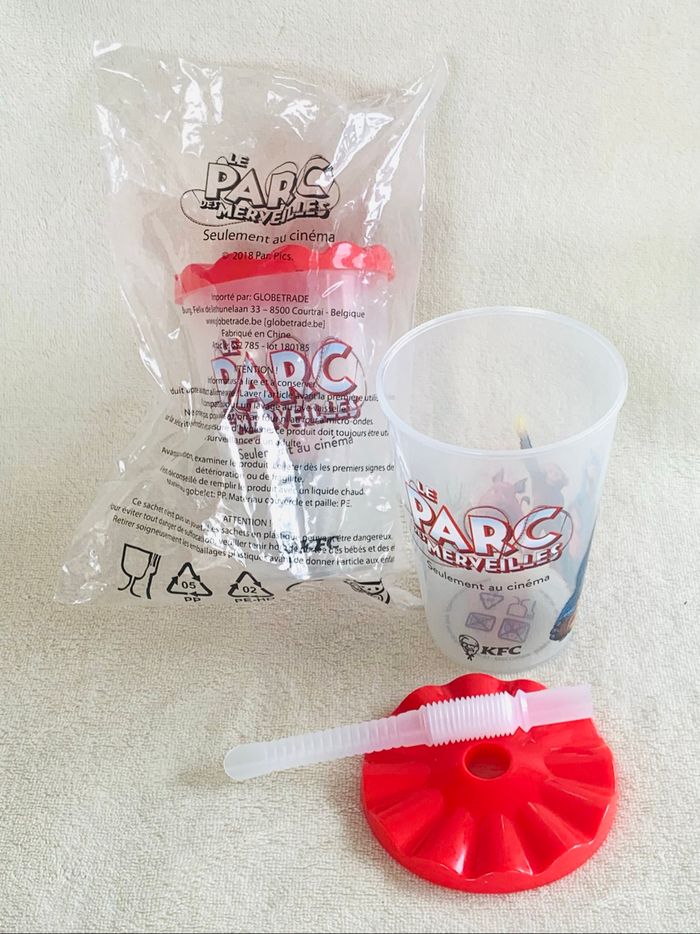 Lot 2 gobelets en plastique du film "Le parc des merveilles" KFC