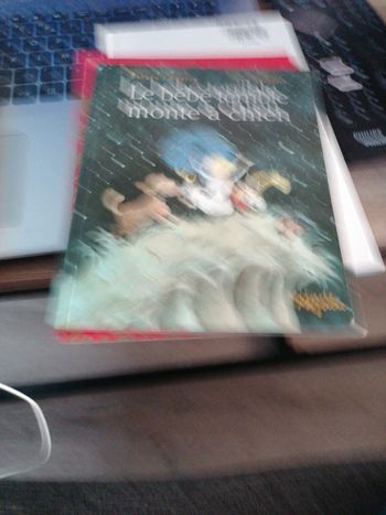 Le bébé terrible monte à chien