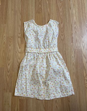 Robe à fleurs avec ouverture dans le dos de la marque Kiabi-8 ans