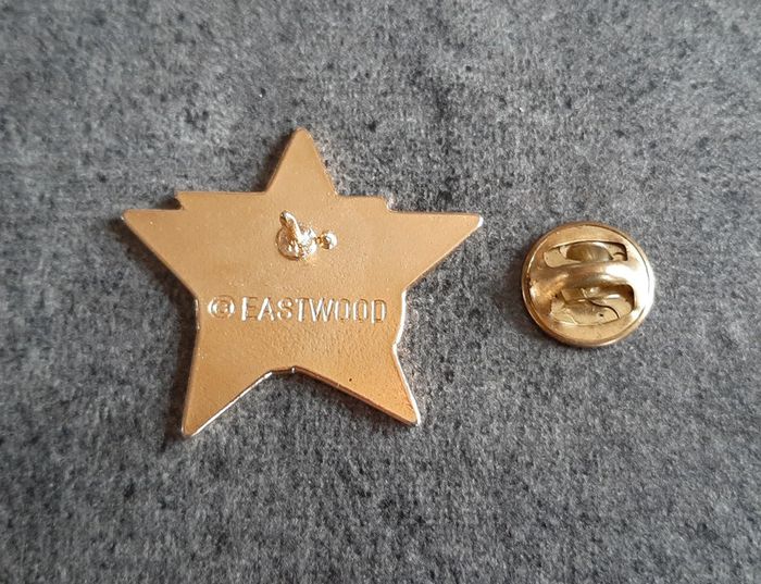 Pin's rare Renaud étoile 🌟 officiel signé Eastwood - photo numéro 2