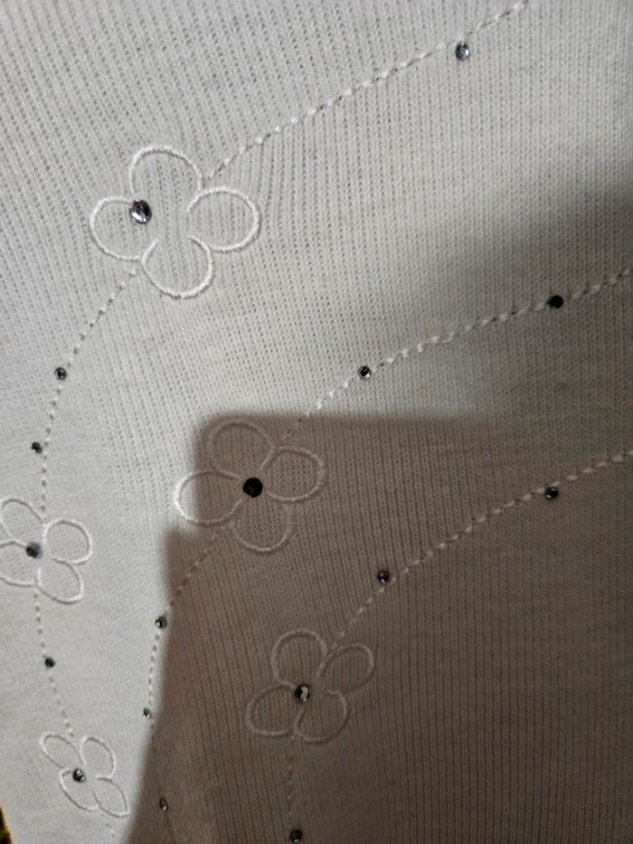 Pull blanc à strass - photo numéro 2