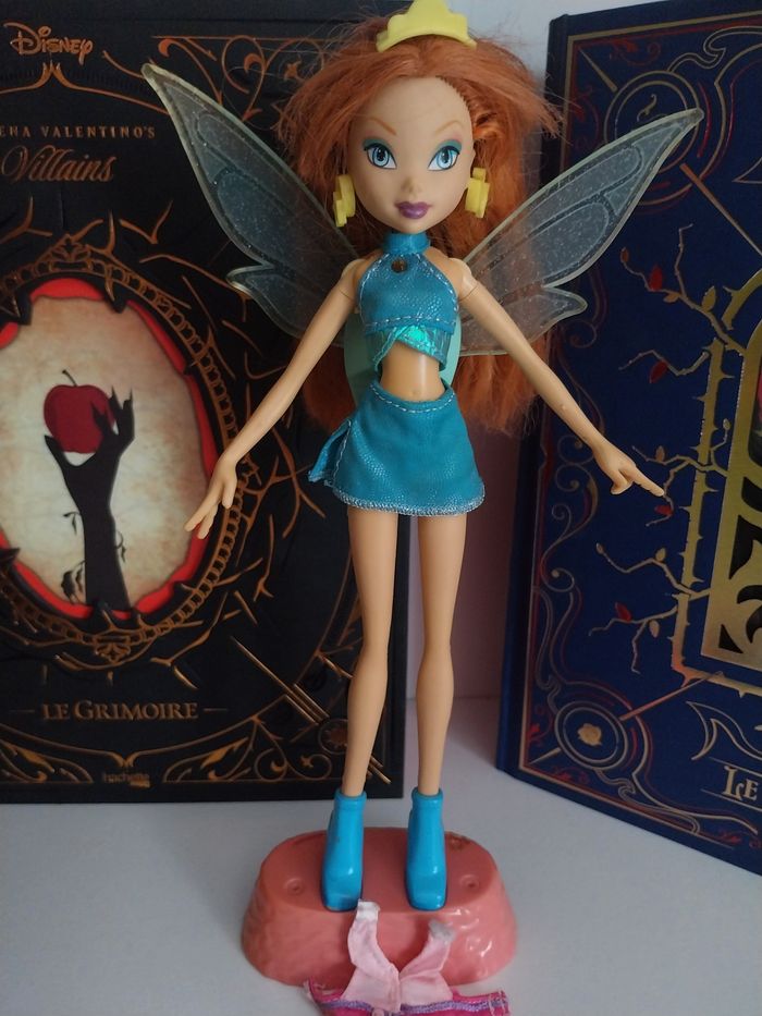 Poupée Bloom Flutter Magic Winx Club 2006 Rainbow Mattel Très rare avec socle - photo numéro 2