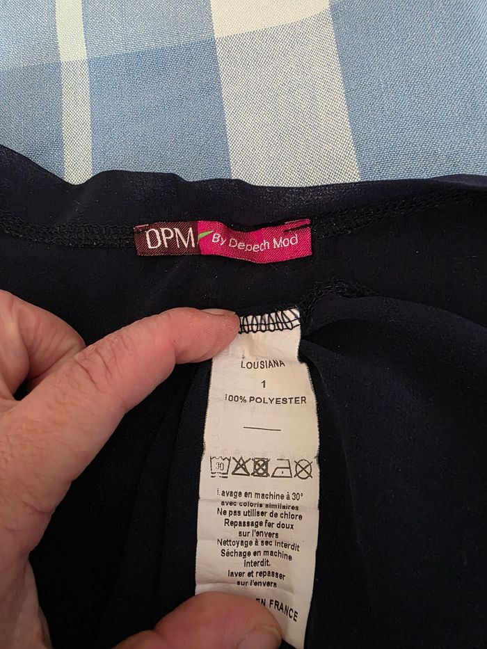 Débardeur,marine, fluide, en polyester, en très très bon état, doublure plus longue, dos lacet,largeur d'épaule 27cm, largeur sous bras 44cm, longueur 66cm, marque DPM =5€ - photo numéro 7