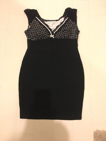 Robe noire et dentelle