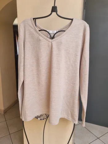 Blouse beige avec voile dans le dos