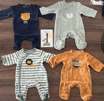 Lot de 4 pyjamas velours bébé 1 mois