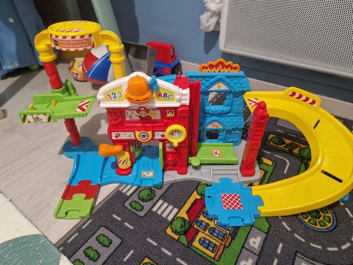 Maxi caserne de pompier tut tut bolide