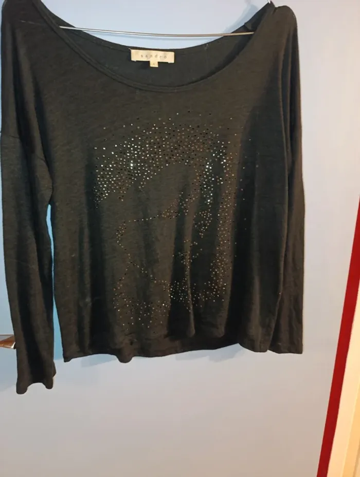 Sublime pull Sandro avec visage en strass taille 2 - photo numéro 2
