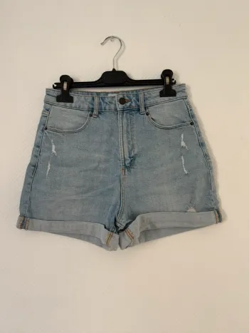Short en jean en très bon état taille 34 Kiabi
