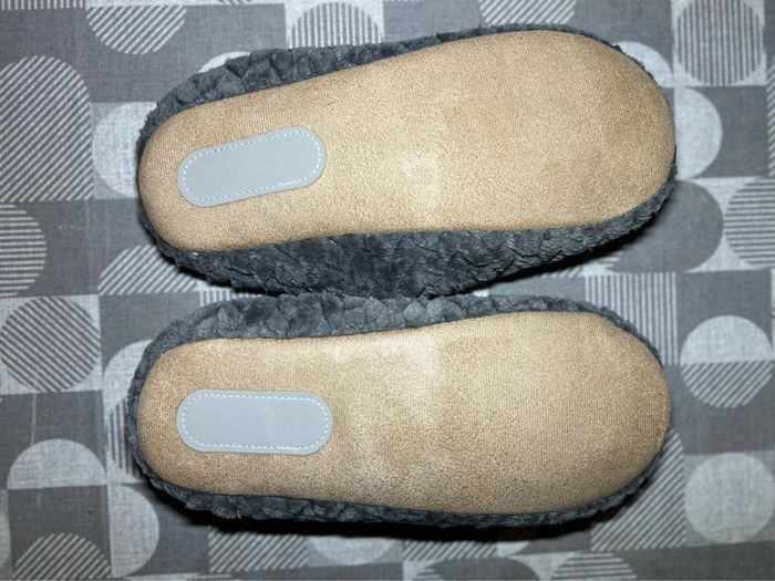 Chaussons gris doux et chauds - Taille 42/43 - photo numéro 2