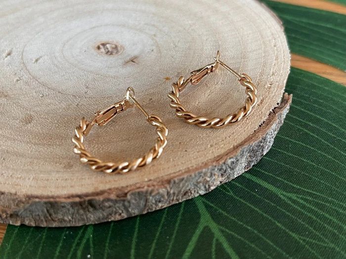 Boucles d’oreilles créoles torsadées neuves - photo numéro 2