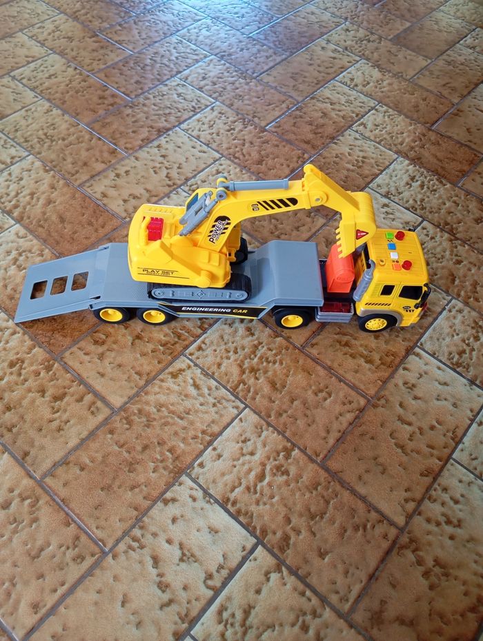 Camion de chantier avec pelleteuse