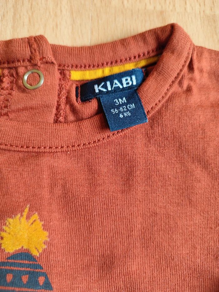 Lot 2 t-shirts manches longues identiques brique neufs Kiabi en 3M - photo numéro 2