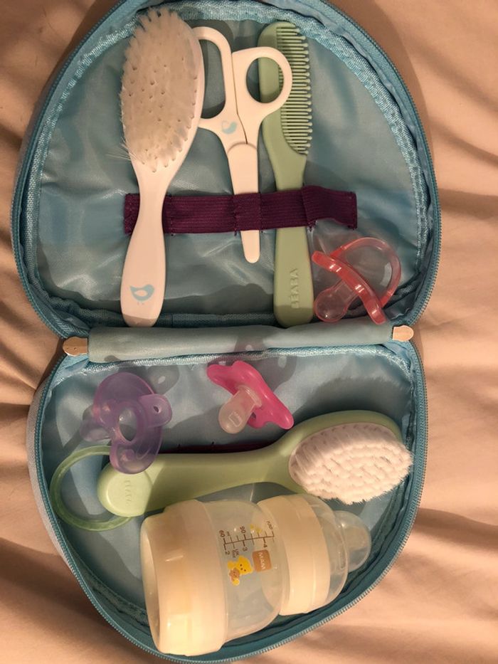 Trousse de toilette, tétines et biberon