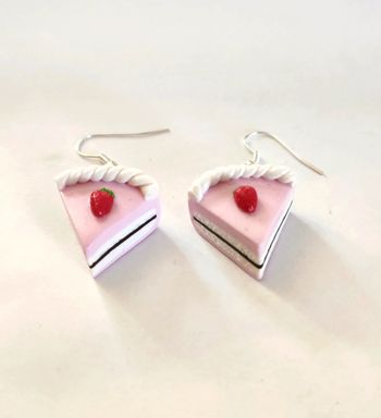 Boucles d'oreilles fimo part de gâteau aux fraises