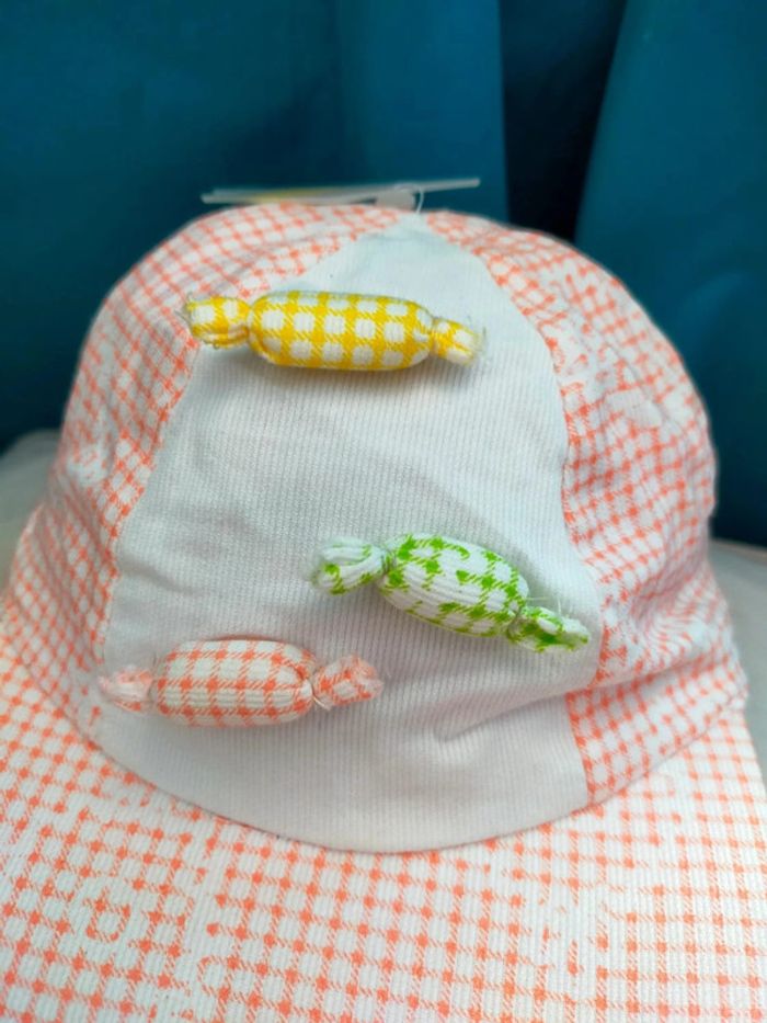 Casquette bébé à carreaux rose saumon – motif bonbons en relief - photo numéro 2