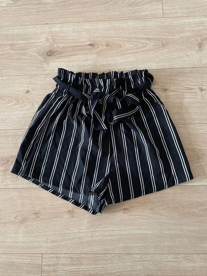 short noir rayure blanche taille S