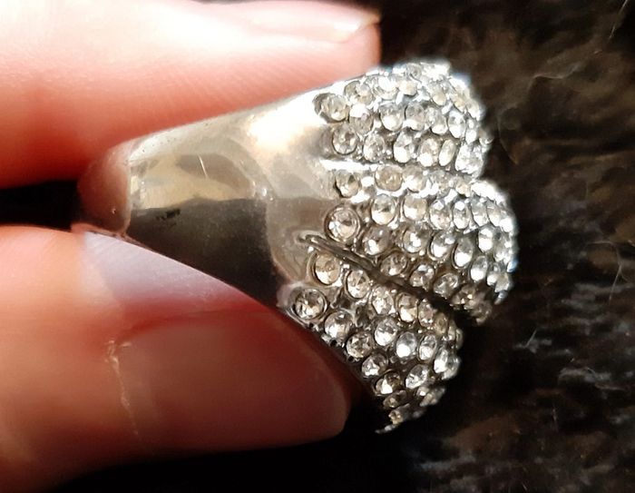 Très jolie bague en acier et strass - photo numéro 4