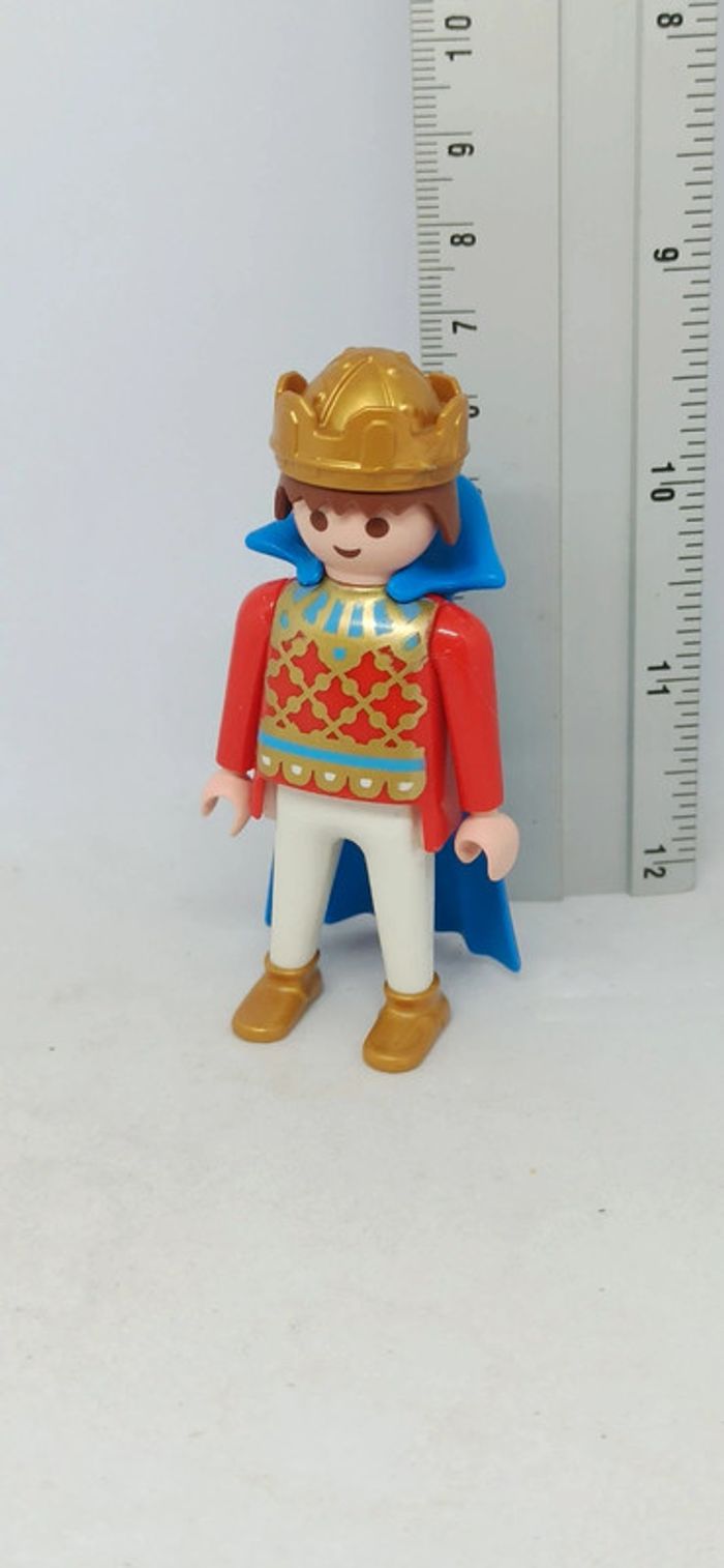 Homme prince avec haut rouge et cape bleue playmobil