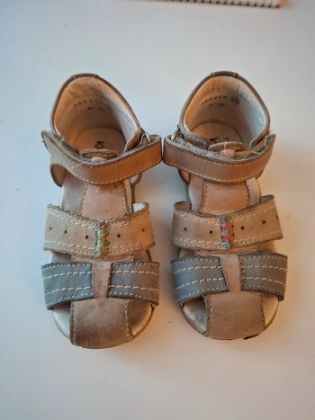 Sandales kickers taille 25.
