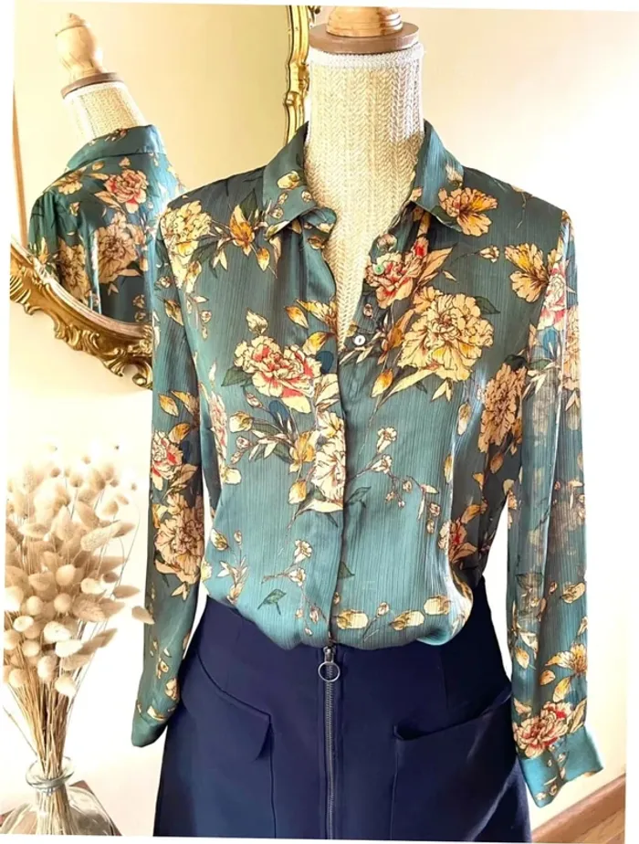 Sublime blouse chemise manche longue à boutonnage fluide motif floral Zara - photo numéro 2