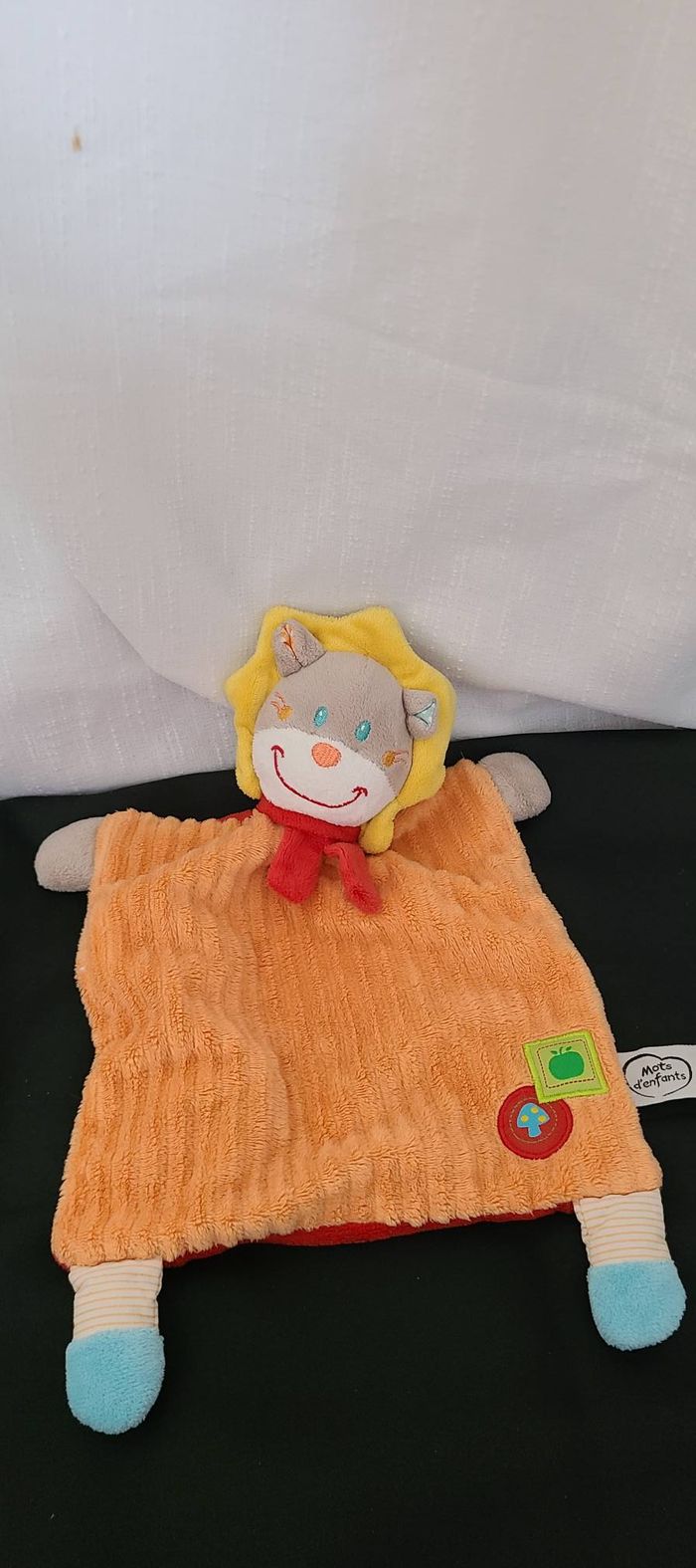 Mots d'enfants doudou plat lion orange rouge jaune bleu champignon pomme echarpe - photo numéro 4