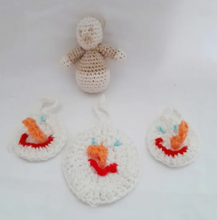 Lot de 4 suspensions pour sapin de Noël Bonhomme de neige fait main au crochet