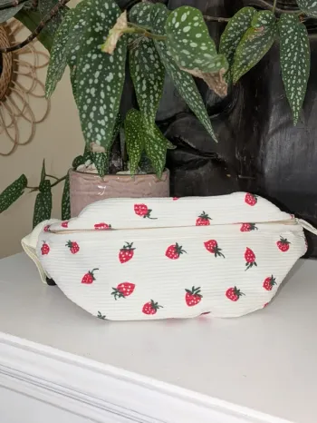 Banane en velours côtelé – motif fraises – stylée & pratique