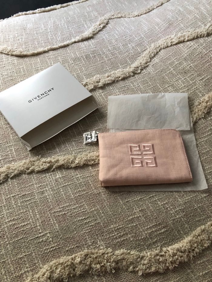 Trousse rose nude neuve Givenchy - photo numéro 2