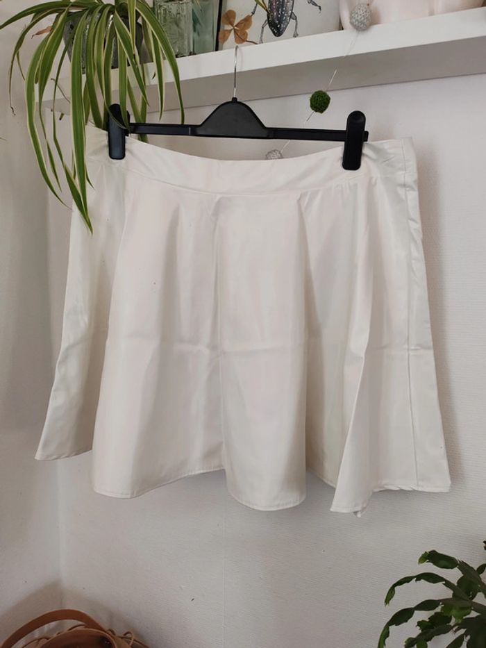 Jupe courte blanche effet cuir - photo numéro 3