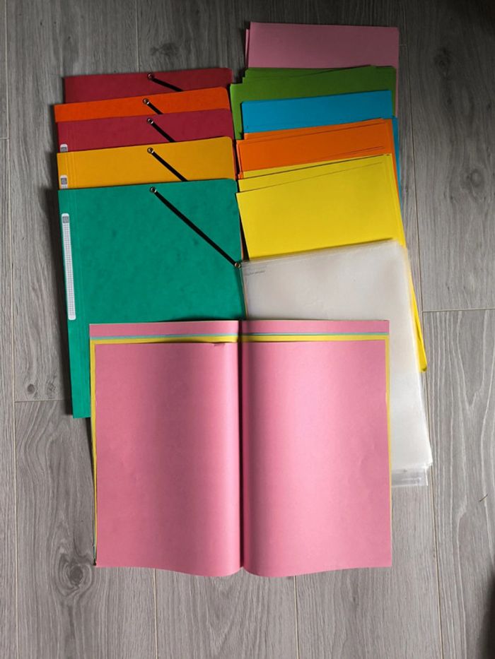 Lot de pochettes et feuilles