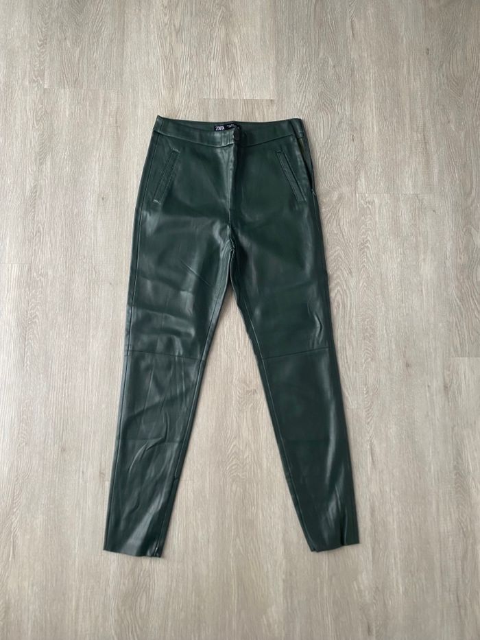 Pantalon droit en cuir vert Zara.