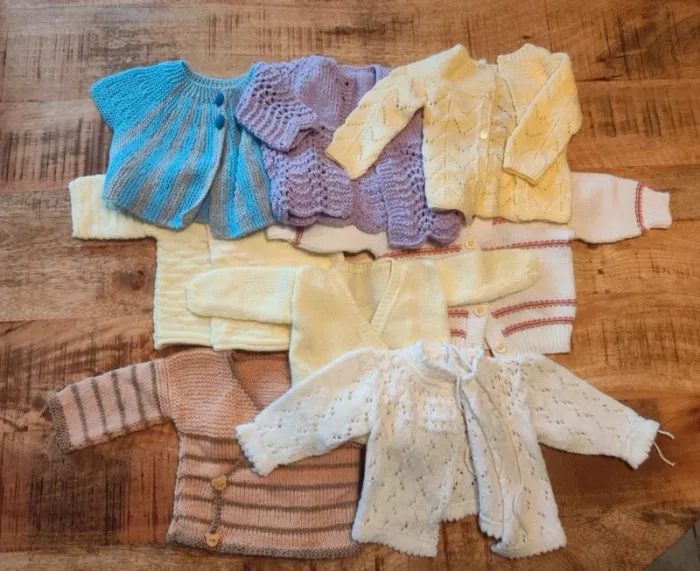 Lot de 8 vêtements en laine premier âge mixte