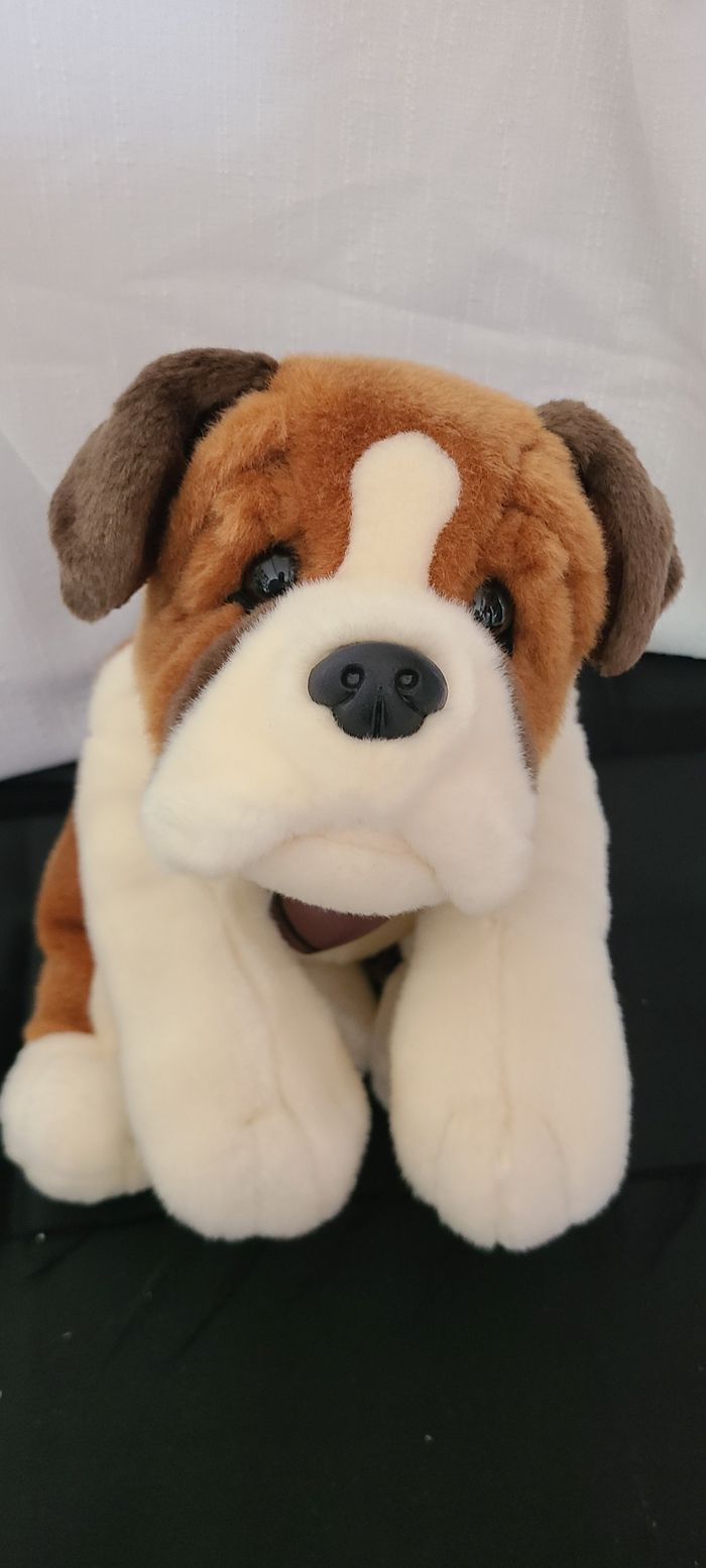 Peluche chien Saint-Bernard KEEL marron et blanc, baril de sauvetage autour du cou, 38 cm de long