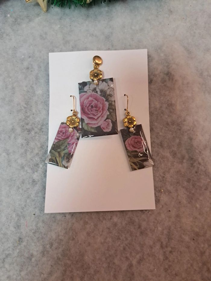 Boucles d'oreilles pendante avec pendentif en résine florale - photo numéro 5