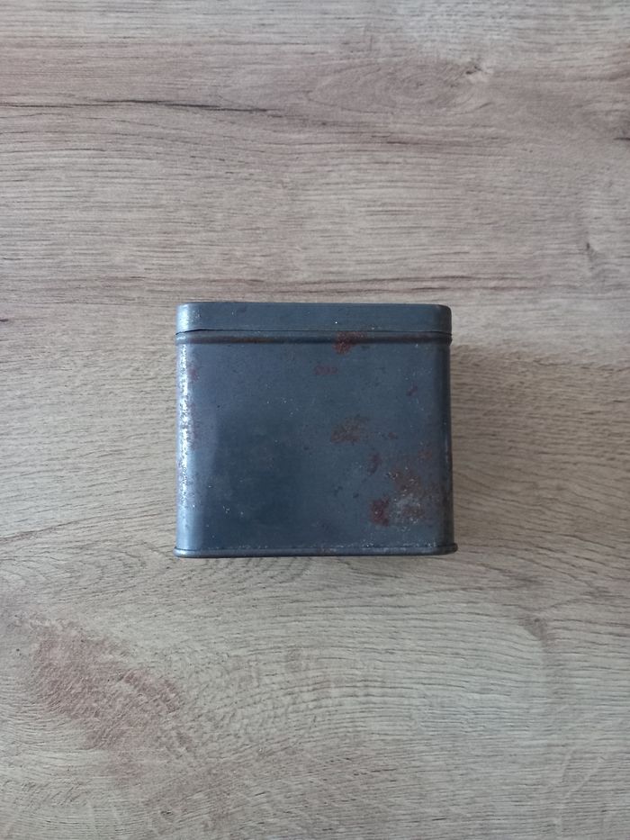 Boite ancienne en métal.