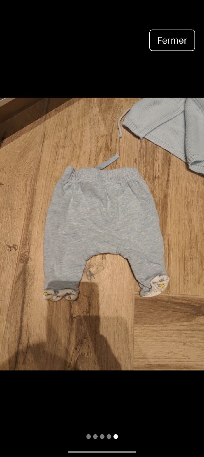 Pantalon bleu doublé idéal maternité 
Pull maille croisé 
Taille 1 mois 
Marque trois kilos sept 
Coloris bleu clair - photo numéro 5