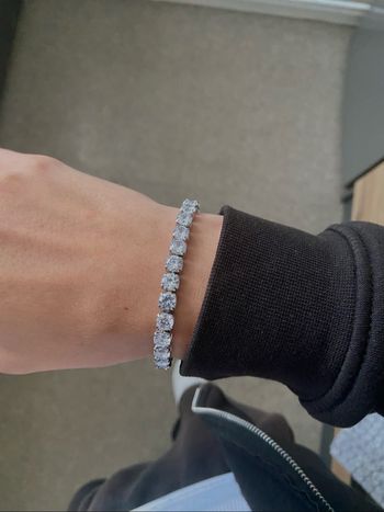 Bracelet argenté à grosses pierres brillantes