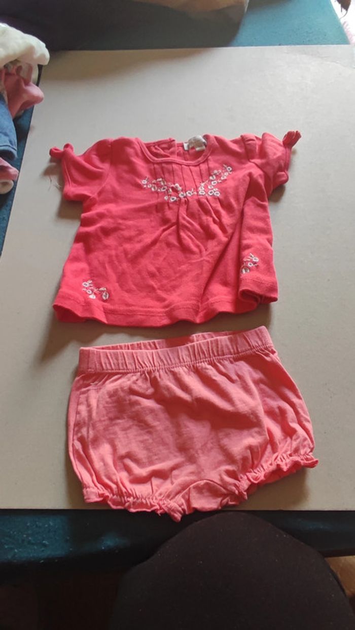 ensemble t-shirt et short 1 mois