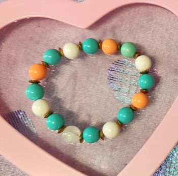 Bracelet élastique avec perles bleues oranges et blanches