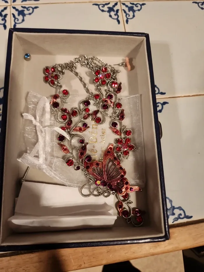 Collier et boucles d'oreilles papillon - photo numéro 5