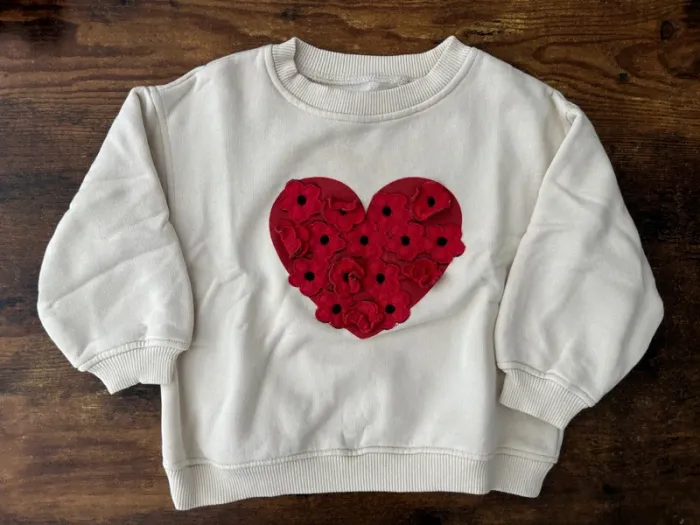 Sweat beige avec cœur rouge fleuri